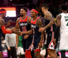 开云直播-比尔被队友抬出“会议室” 奇才核心留队希望大增