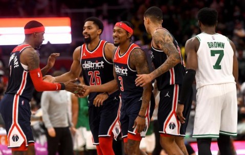 开云直播-比尔被队友抬出“会议室” 奇才核心留队希望大增