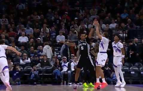 开云体育直播-这球升级一级恶意！基昂特·乔治三分命中 卡斯尔扑防不及送加罚