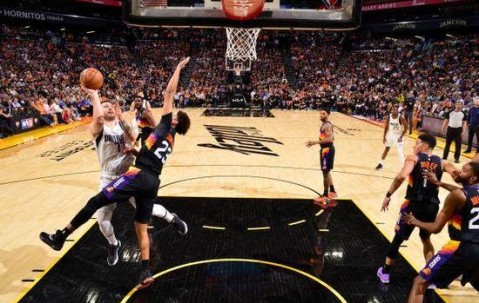 东契奇再度无奈空砍 差距明显独行侠已无力回天