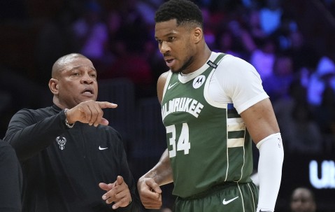 开云直播-情况不妙！字母哥两罚不中&amp;沃克追身三分 老鹰下半场10-0打停雄鹿